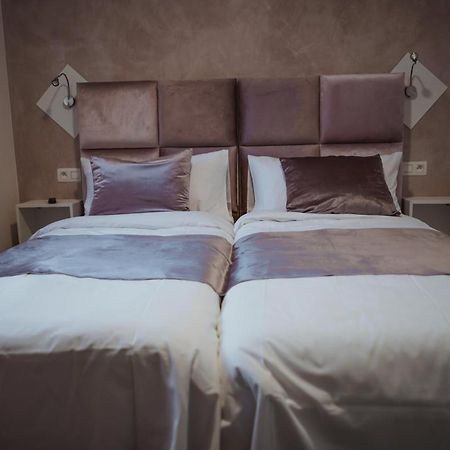 Hotel Onyx Expo Jette Bagian luar foto