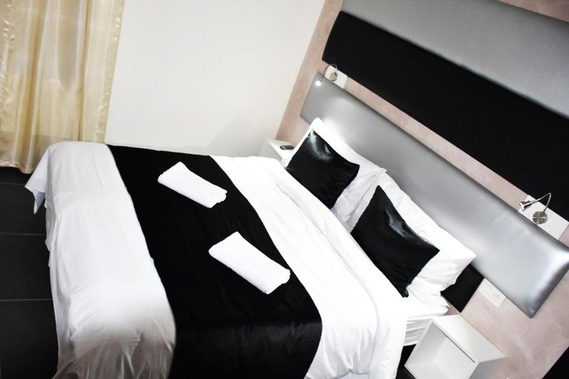 Hotel Onyx Expo Jette Bagian luar foto