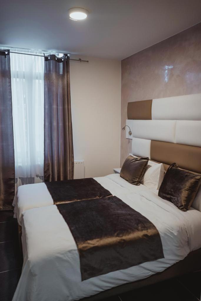 Hotel Onyx Expo Jette Bagian luar foto