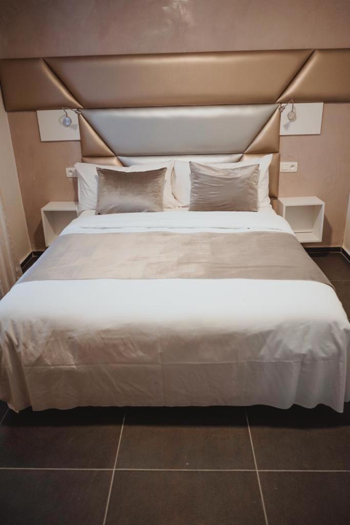 Hotel Onyx Expo Jette Bagian luar foto